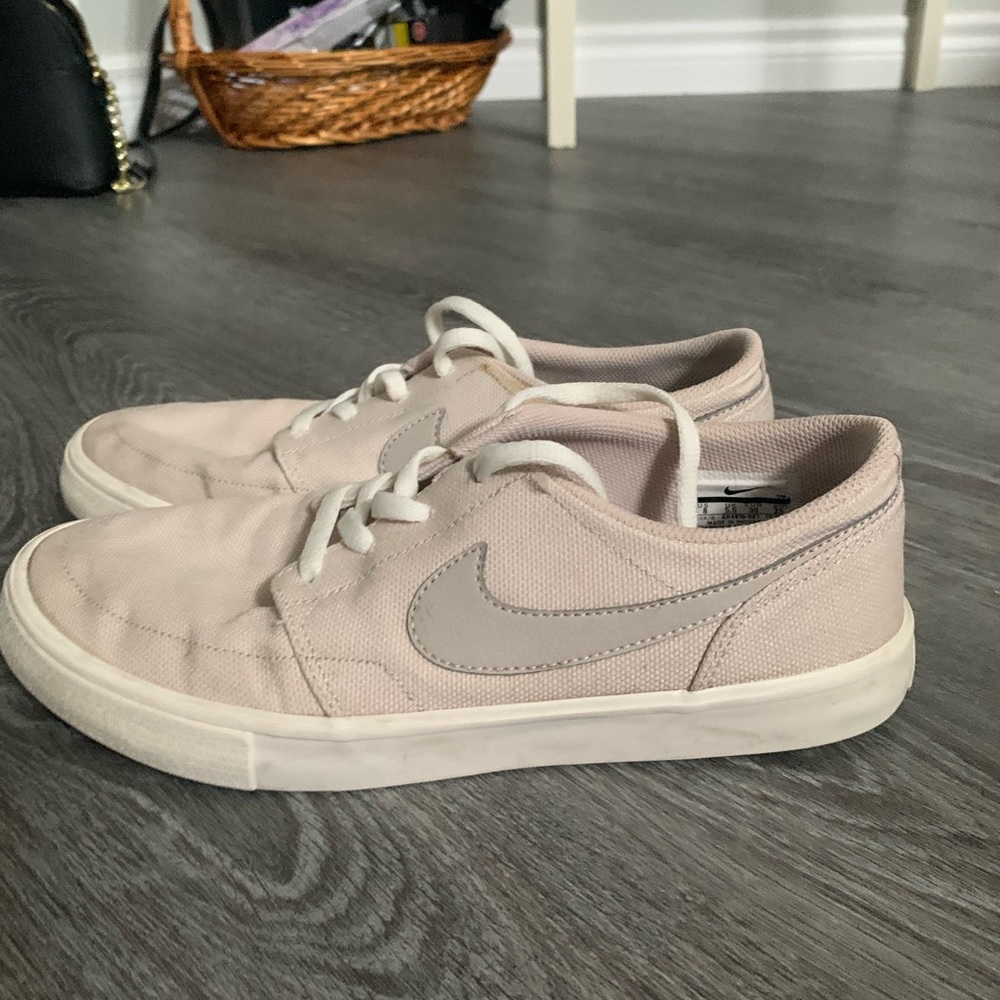 Light pink slightly worn Nike sbs